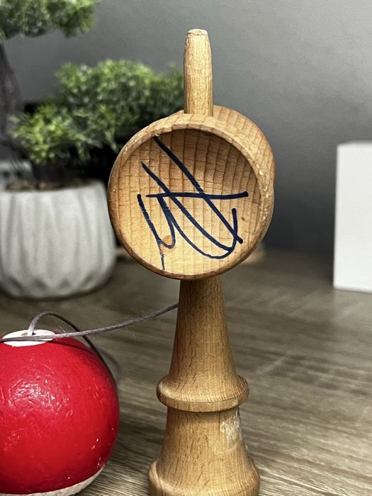 Kendama Krom cu semnătura lui Xremus
