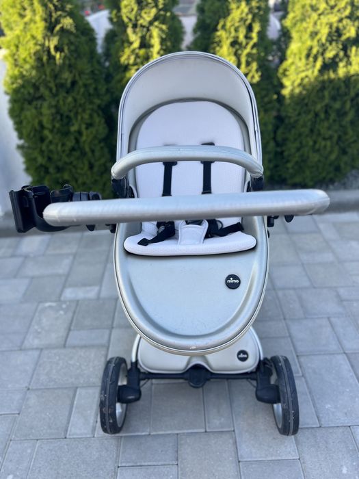 Carucior Mina. Culoare gri. Este 2 in 1 . Se transforma in landou.