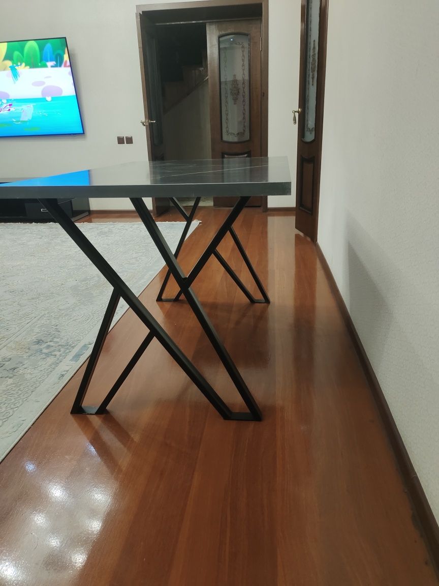 Стол для офиса и для кухни