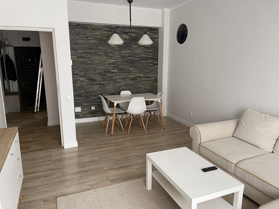 Inchiriez apartament doua camere centru Crinului bloc nou cu parcare