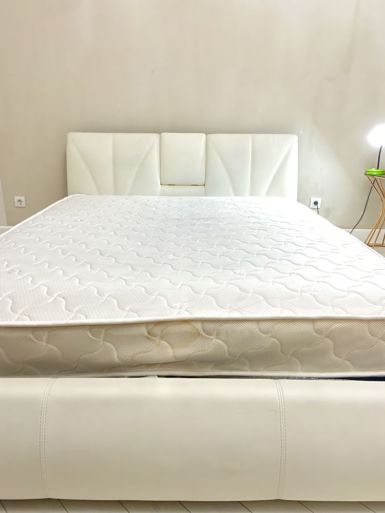 Двухместная кровать с раскладным столиком цвета ivory из эко-кожи.