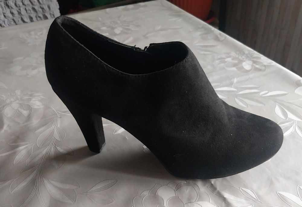 Велурени боти с ток