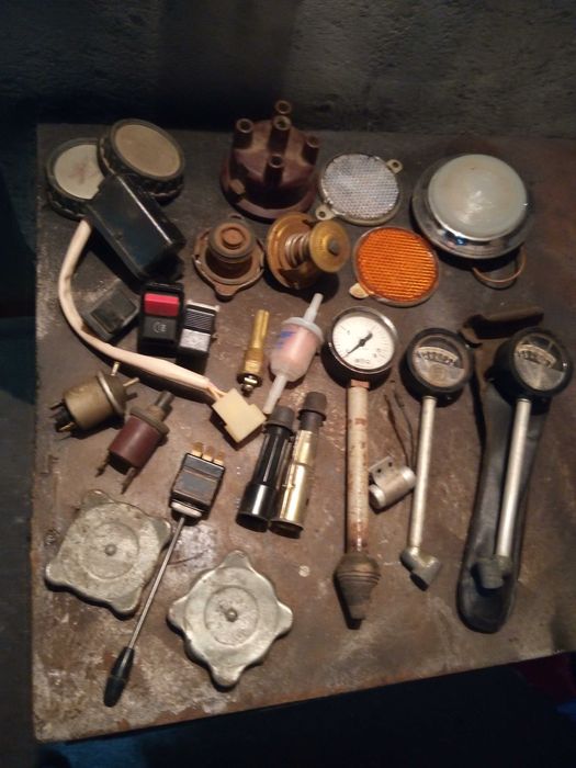 Стари Руски части за автомобили.