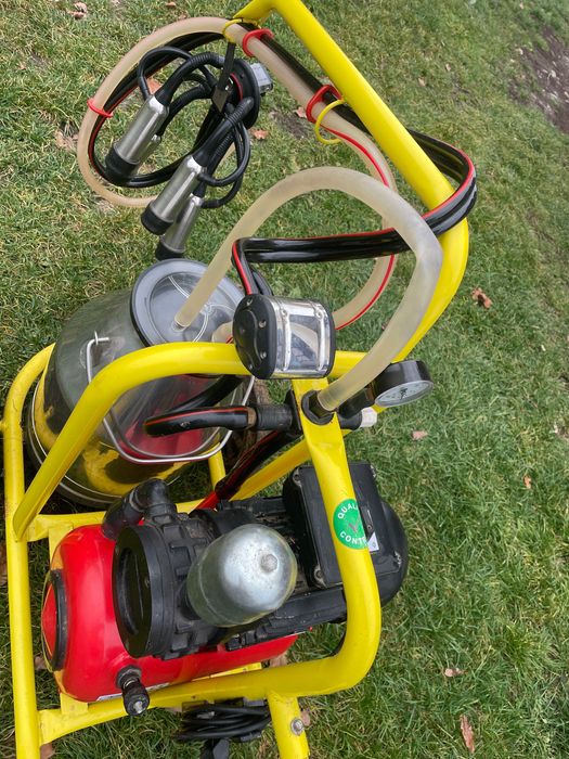 Aparat de muls vaci (mulgătoare) cu un post și bidon