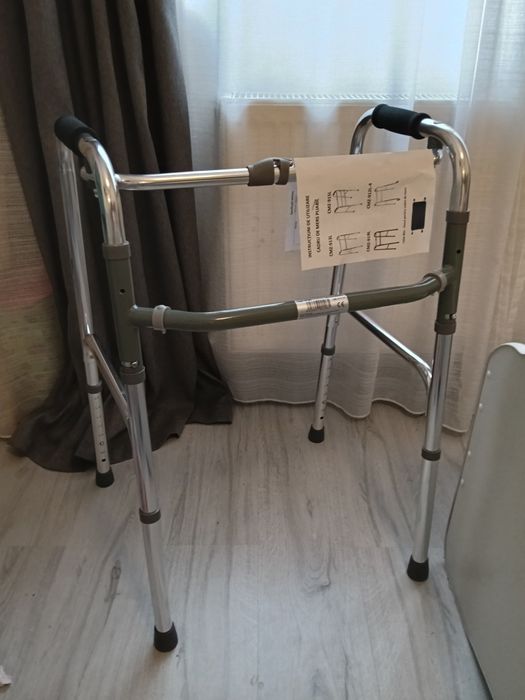 Cadru de mers pliabil, ajustabil pe inaltime, cu pasitor, din aluminiu