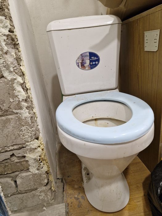 Унитаз и бачок в хорошем