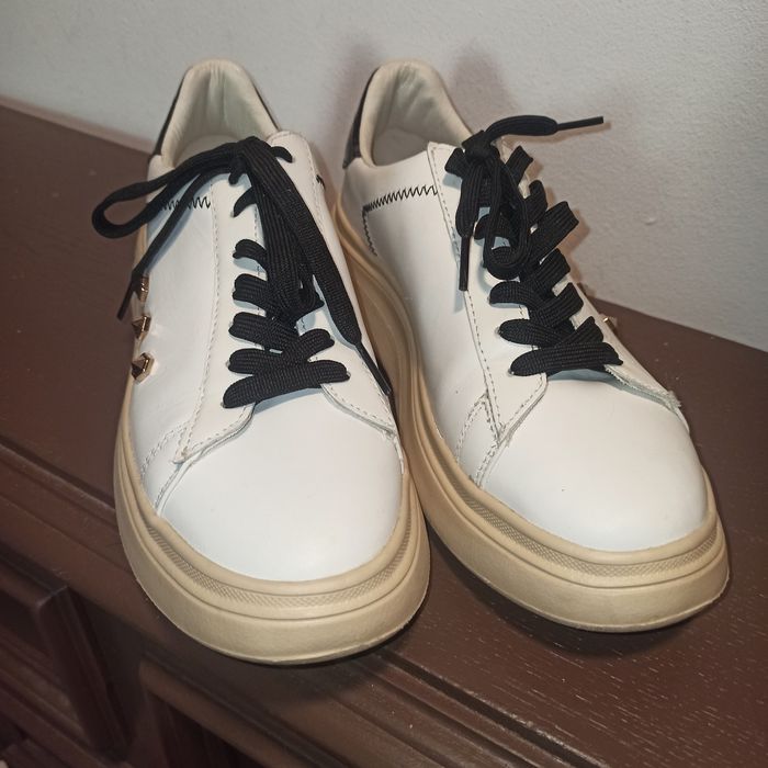 Pantofi sport dama, albi, marimea 39, stare buna