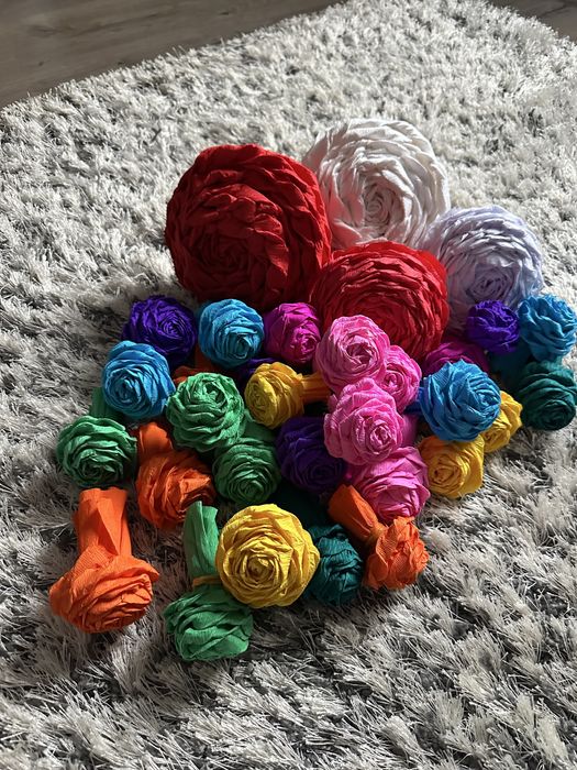 Flori de hârtie creponată și decorațiuni pentru bradul de nunta