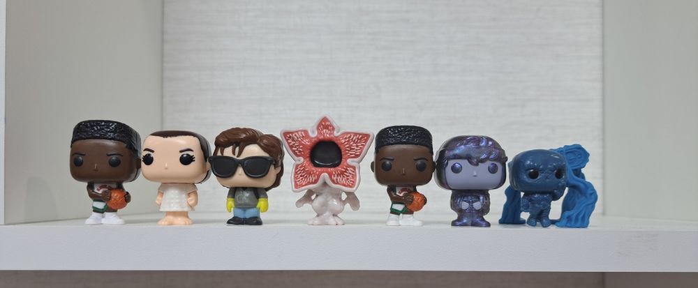 Продаю фигурки очень странные дела