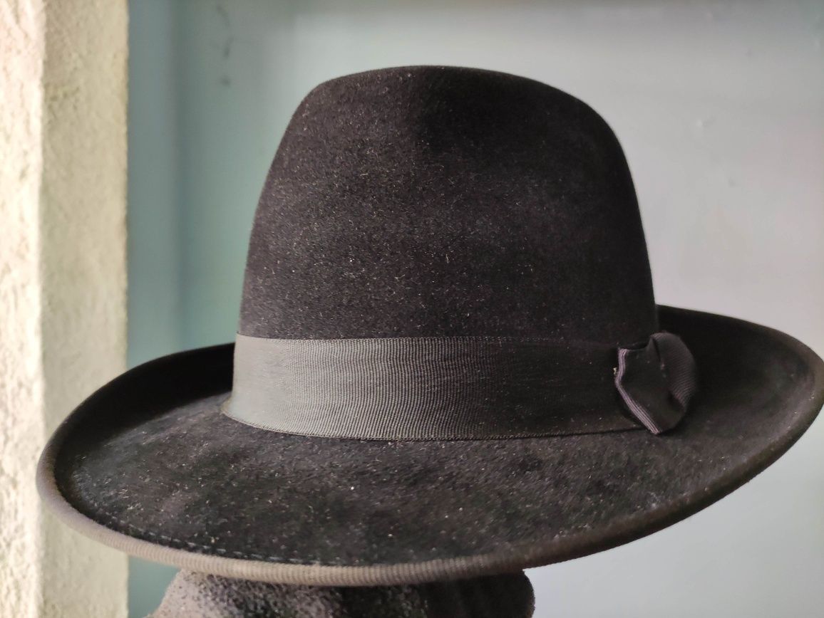 Продавам  елегантна шапка на Ирина Сардарева
и шал Cashmink Германия