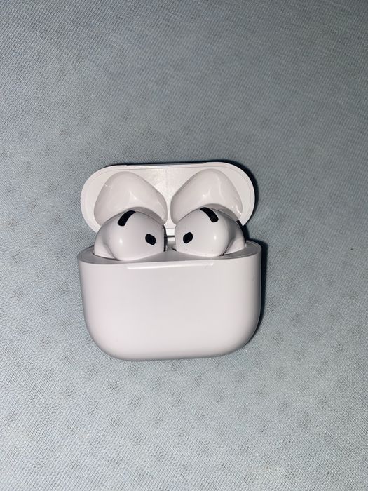 Продавам airpods 4 оригинални със синьо калъфче
