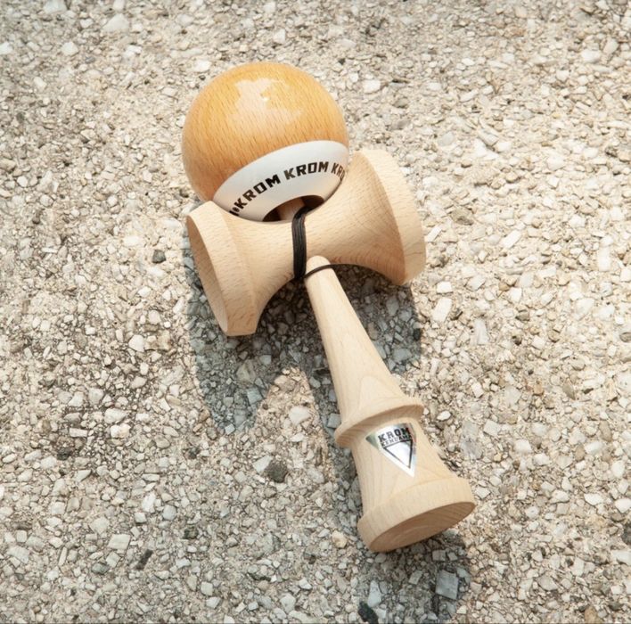 Kendama Krom Pop Lol Sticky naked