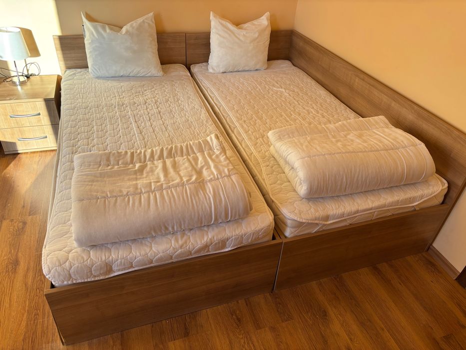 Продавам две легла с матраци 90х120 като нови,неизползвани