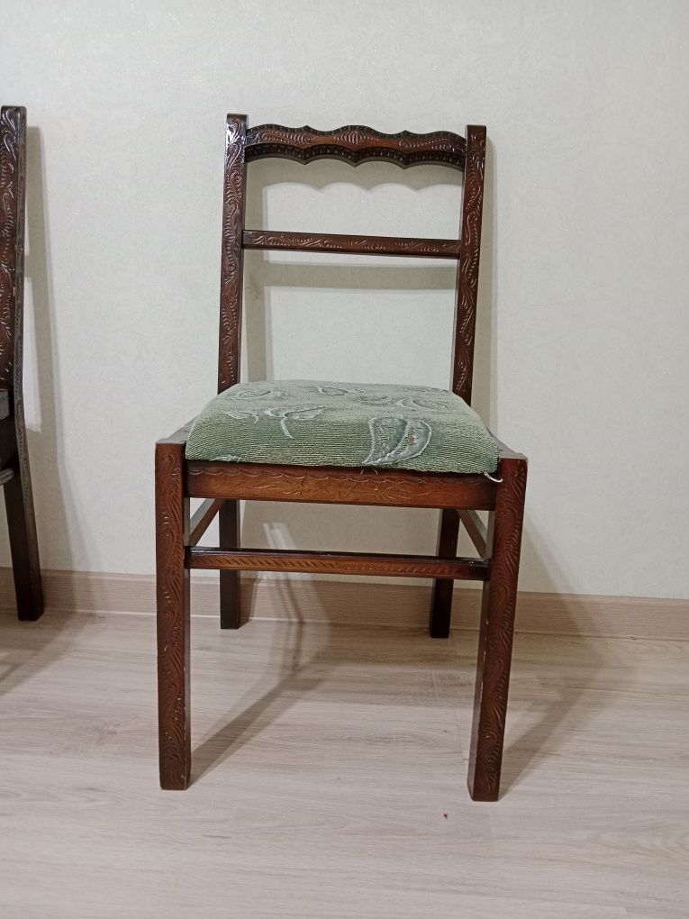 Продам стол со стульями ручной работы