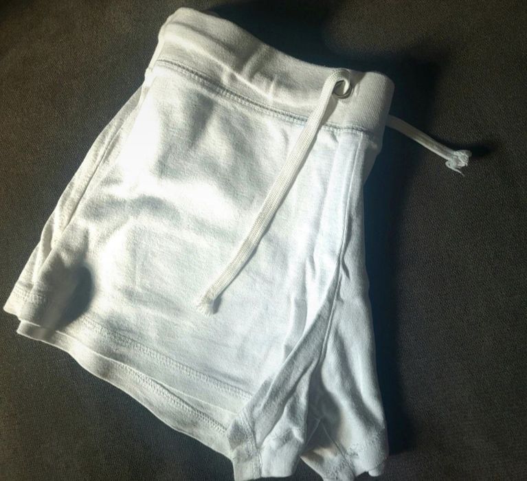 Pantaloni foarte scurti