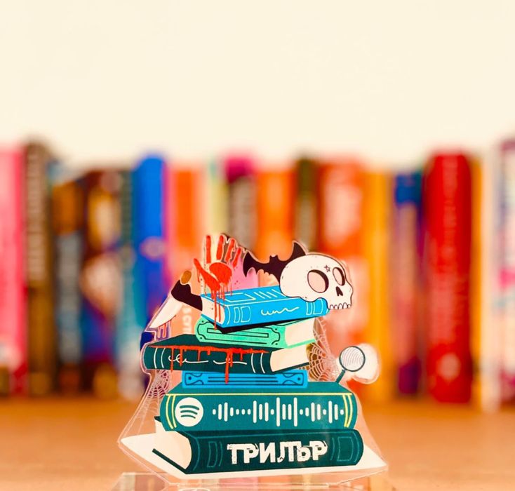 Кутия Charly Wilde с книга и настолна игра "Книготърсачи"