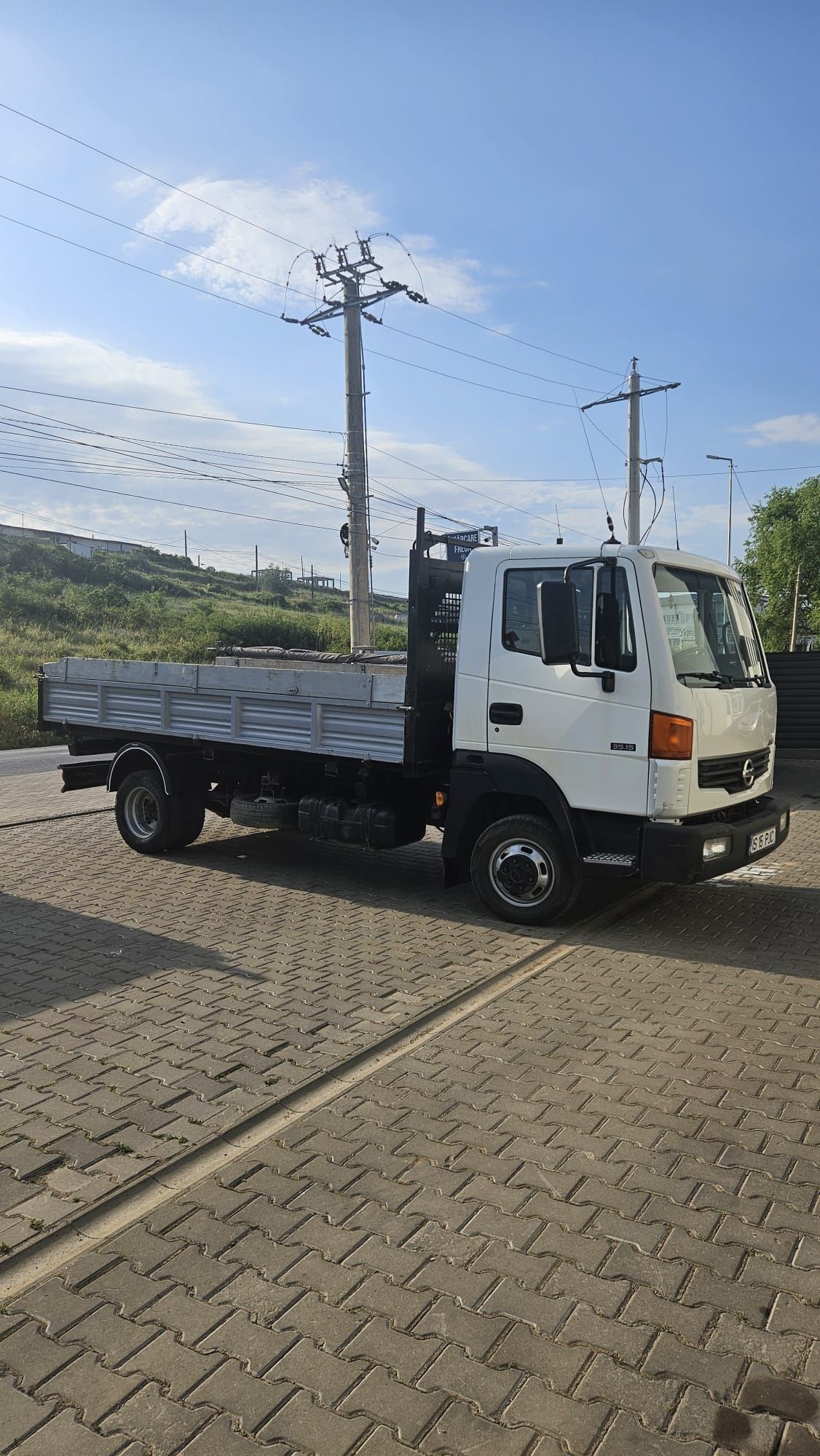 Nissan Atleon Basculabil pe 3 părți ,categoria B