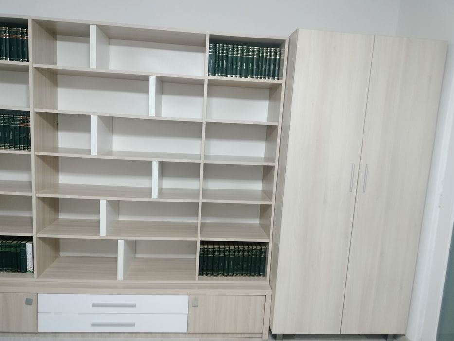 Vând biblioteca + dulap