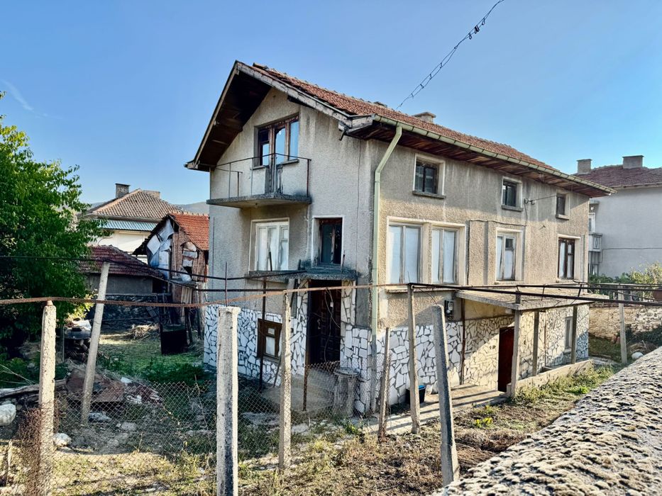 Продава се масивна къща в с. Бъта, общ. Панагюрище, обл. Пазарджик
