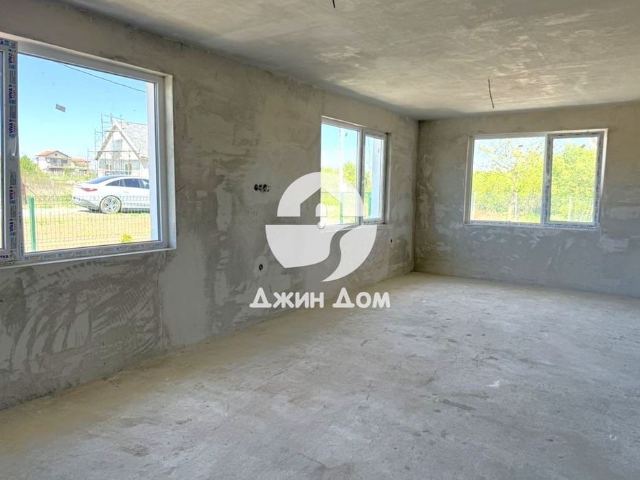 Просторна самостоятелна едноетажна къща в с. Черни връх