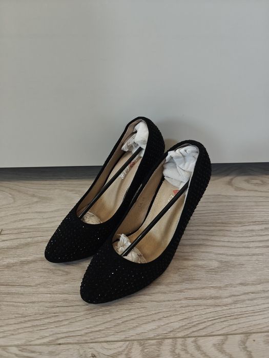 Pantofi cu toc și pietricele