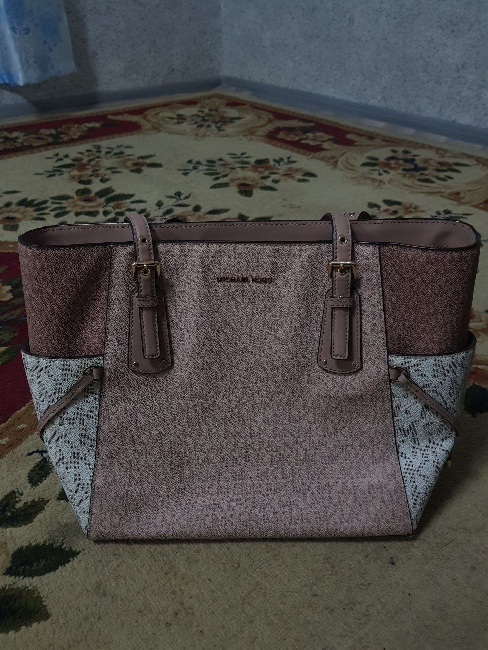Michael Michael Kors оригинал
Почти новая женская сумка Michael Kors,