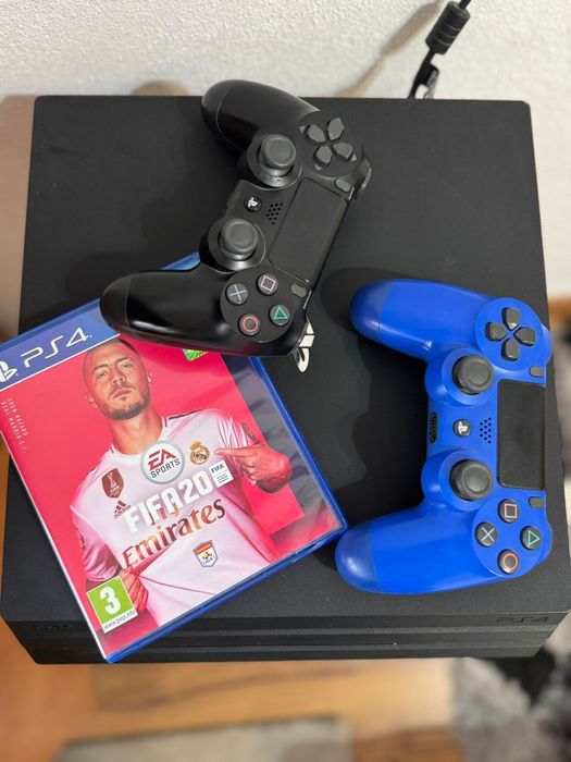 Ps4 pro de 1TB doua manete și un joc FIFA20