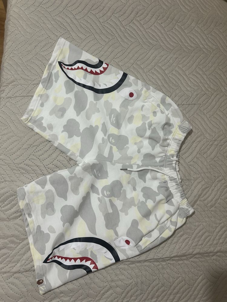 Чисто нови къси панталони на Bape.