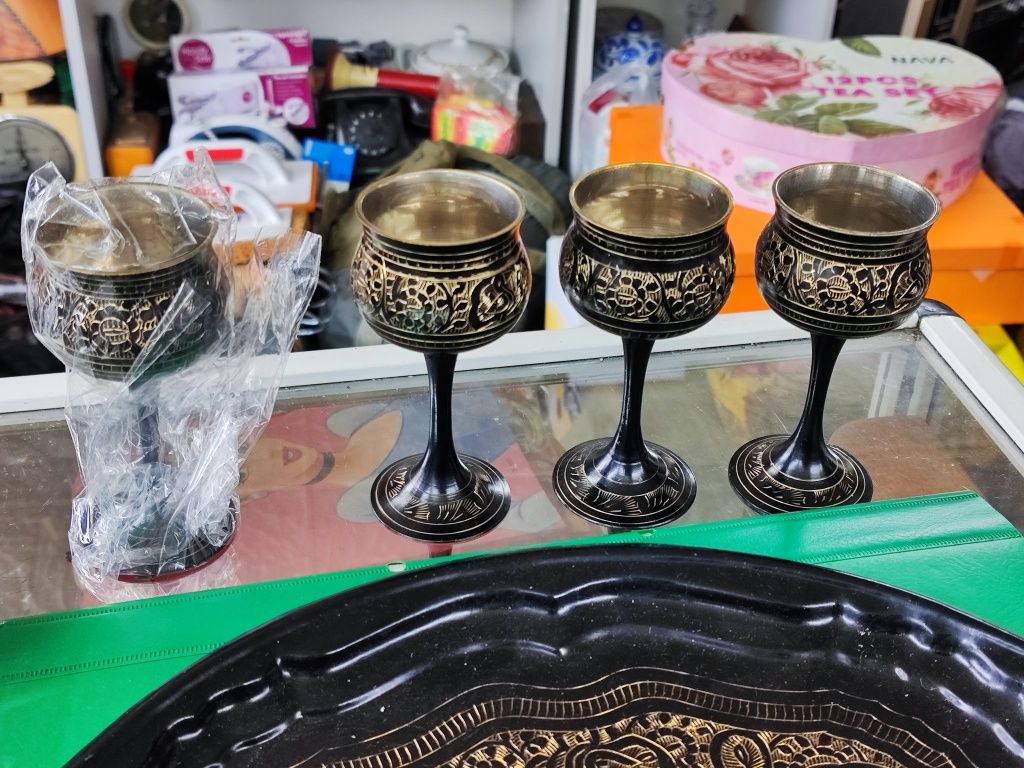 Метален поднос с шест чашки