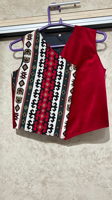 Қазақша желетка өте әдемі наурызда. кигенге