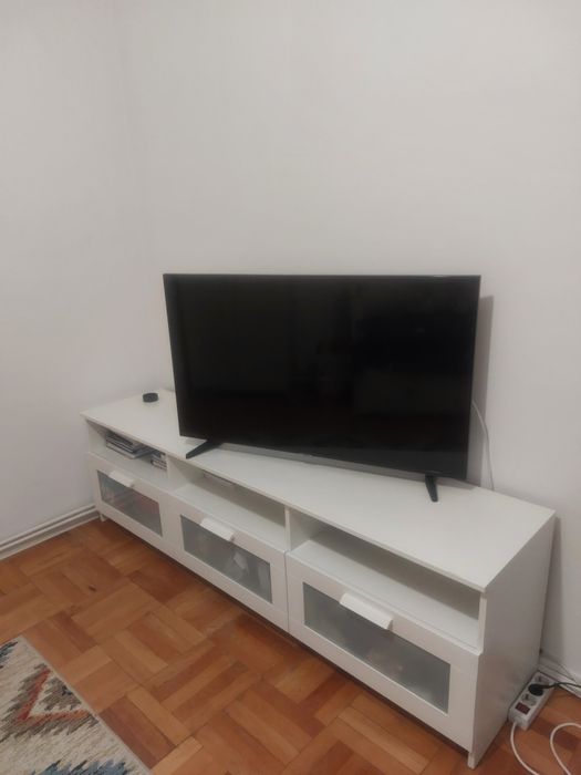 Vând televizor marca Samsung.