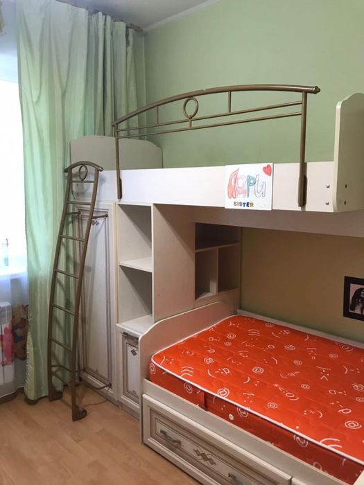 Двухъярусная кровать и шкаф
