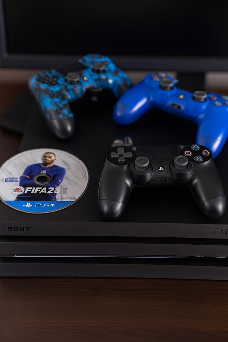 PlayStation 4 PRO + 3 controllere