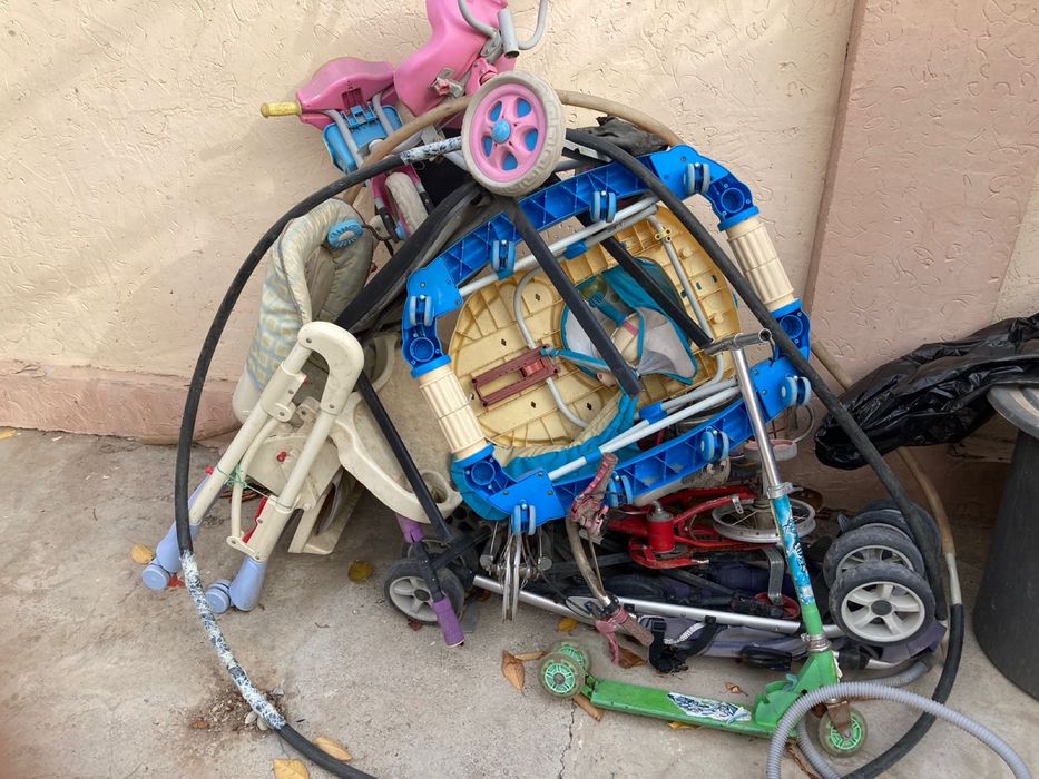 Бесплатно, шифер, дрова, камень для бетона, самовывоз, район Самал 3.