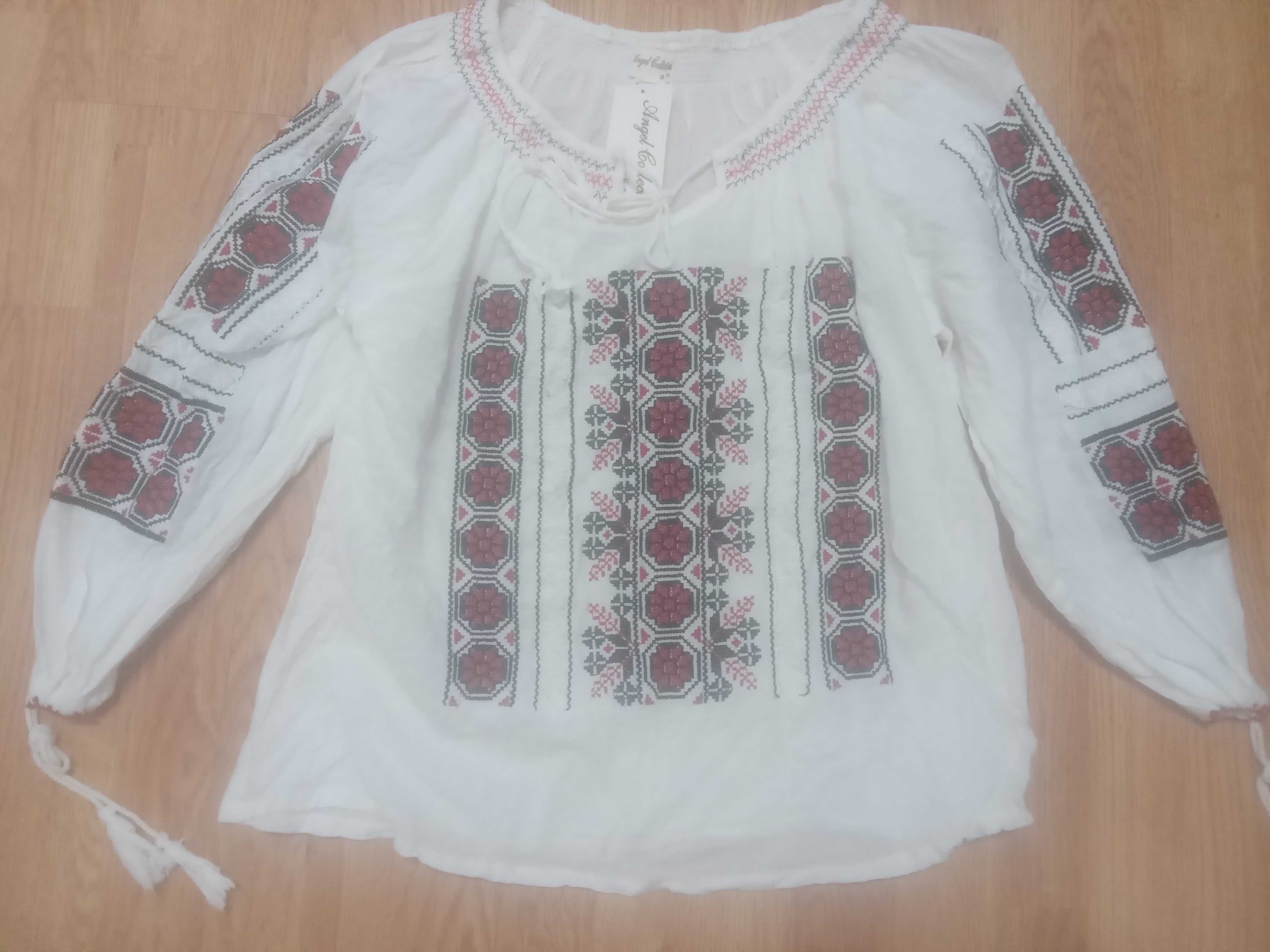 Ie tradițional nouă cu etichetă brodată la mașină
