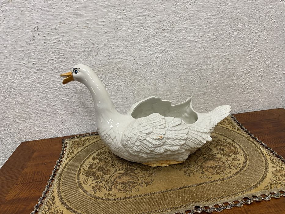 Италианска кашпа лебед от порцелан
