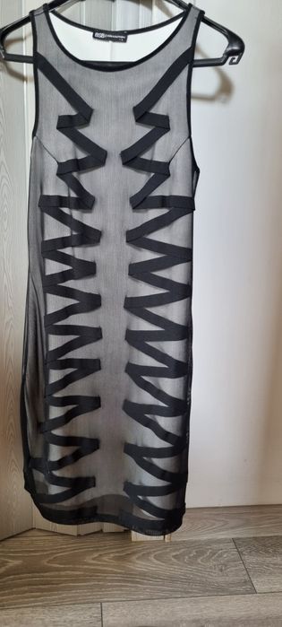 Rochie casual alb cu negru.