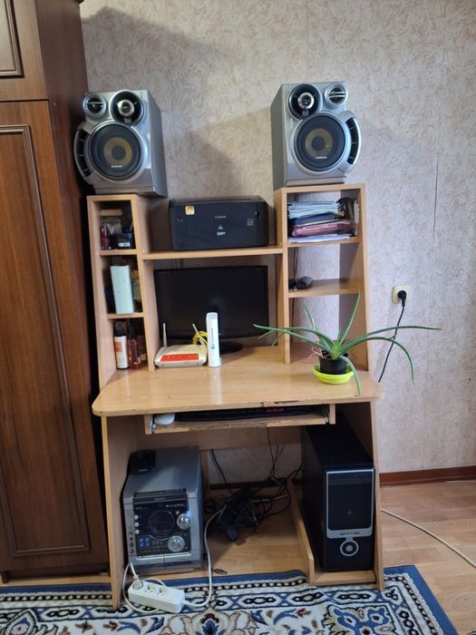 Продам комп стол, муз центр, принтер,компьютер