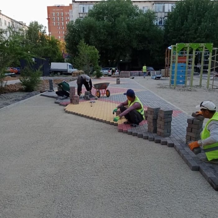 Укладка брусчатки бардюра поребрика тротуарной плитки