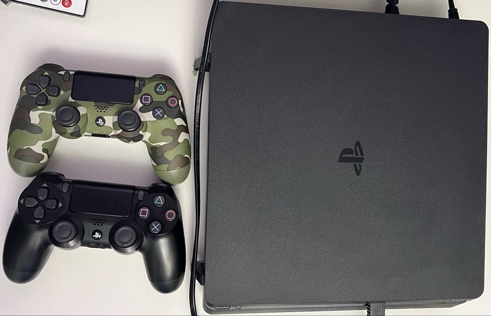 Playstation 4 конзола и 2 джойстика с подарък поставка