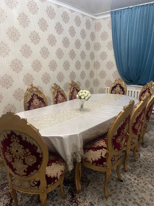 Стол и стулья для гостиный