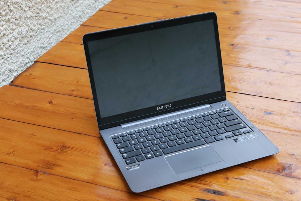Лаптоп Самсунг с 12 гб РАМ с32 SSD  512 HDD за данни с тъчскрийн 13"