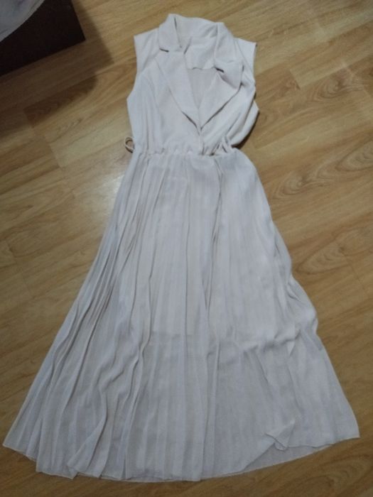 Рокля с цвят екрю