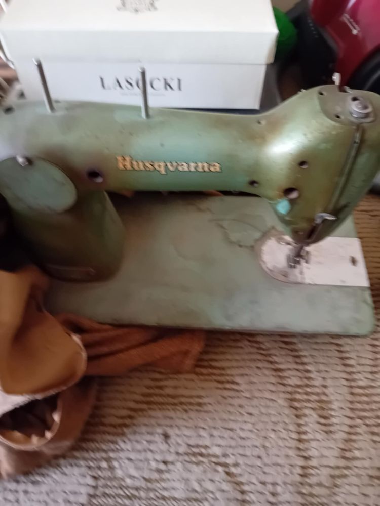 Антикварна шевна машина Husqvarna