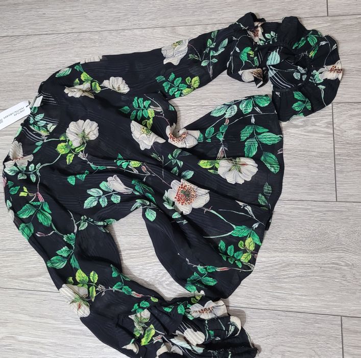 Bluză neagră H&M, mărimea 38, imprimeu florall