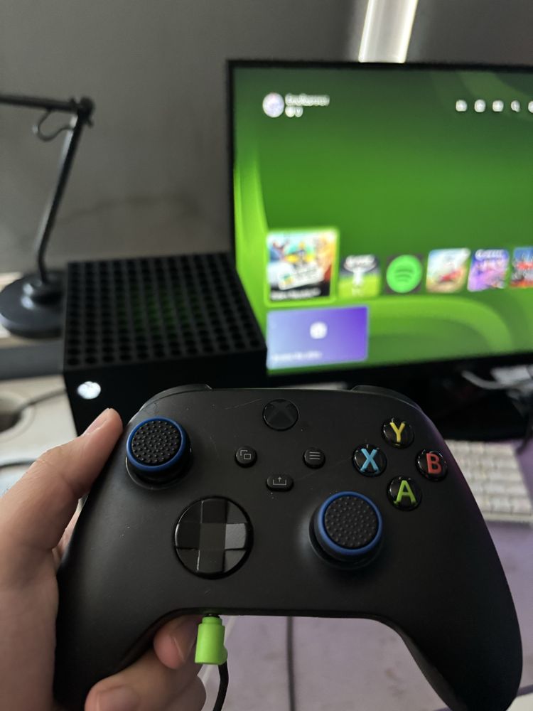 Xbox Series X 2 Controllers