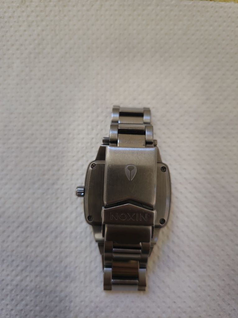 Продавам Дамски часовник NIXON