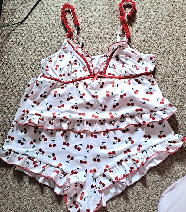 Pijama dama cu cirese set compleu cirese volanase