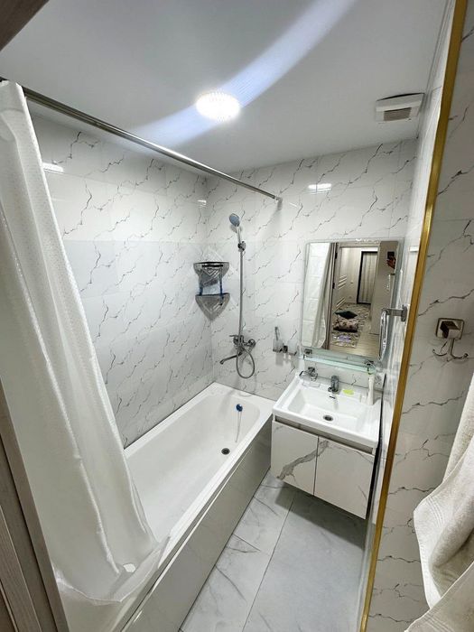 Buyuk ipak yoʻli metrosi yonida joylashgan 2 xonali kvartira bor