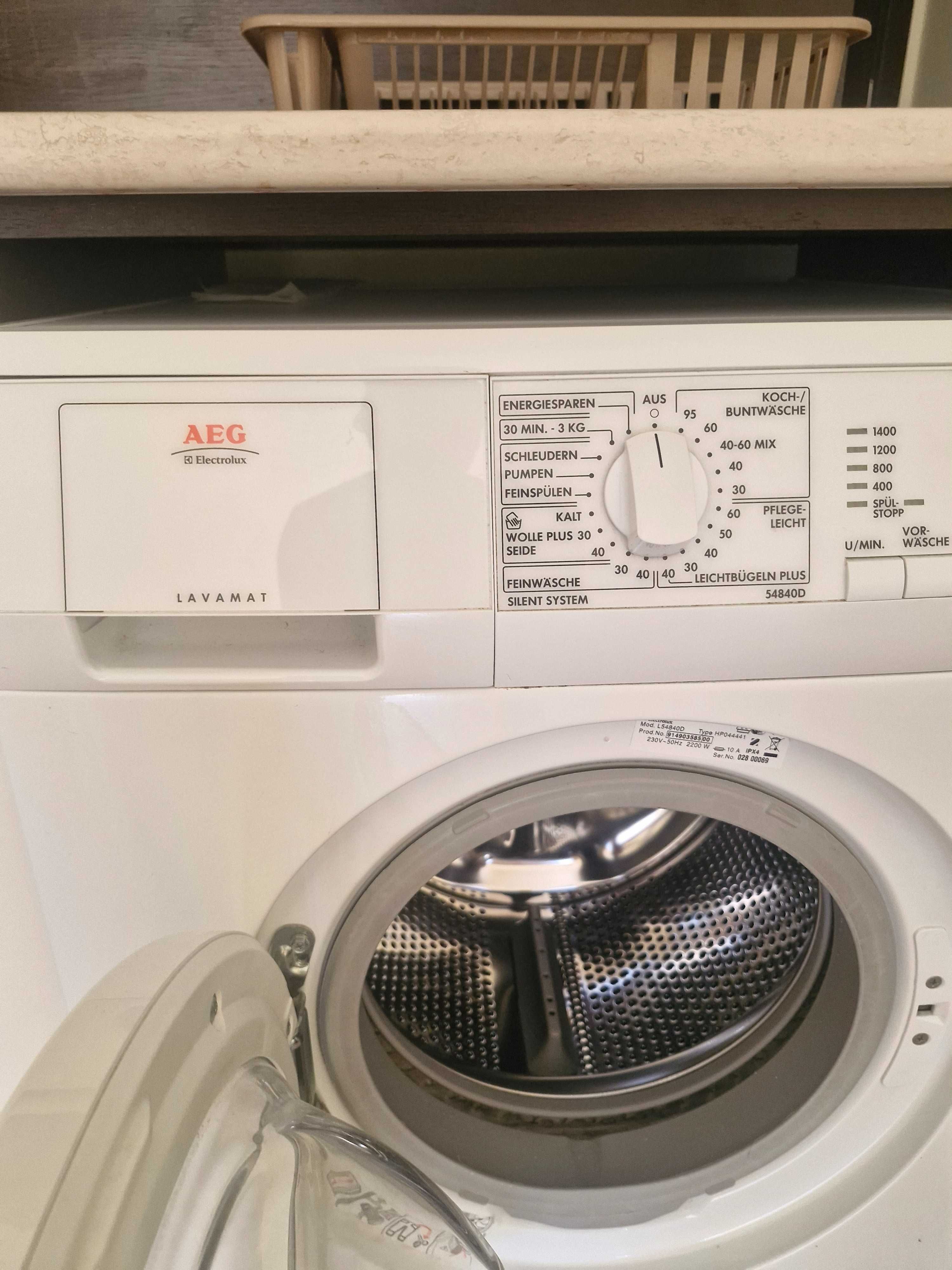 Продава се пералня AEG